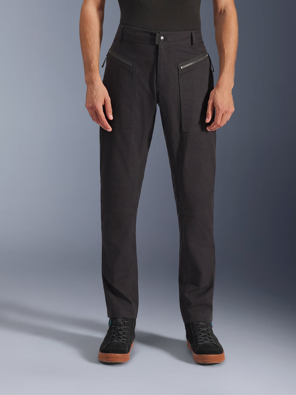 Alpinestars Pantaloni Flex-AST Canvas, nero, vista frontale di pantaloni da moto urban con tasche anteriori con zip e vestibilità ergonomica slim, in twill di policotone elasticizzato, design d'ispirazione workwear heritage per motociclisti urbani.