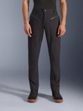 Alpinestars Pantaloni Flex-AST Canvas, nero, vista frontale di pantaloni da moto urban con tasche anteriori con zip e vestibilità ergonomica slim, in twill di policotone elasticizzato, design d'ispirazione workwear heritage per motociclisti urbani.
