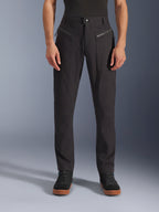 Alpinestars Pantaloni Flex-AST Canvas, nero, vista frontale di pantaloni da moto urban con tasche anteriori con zip e vestibilità ergonomica slim, in twill di policotone elasticizzato, design d'ispirazione workwear heritage per motociclisti urbani.