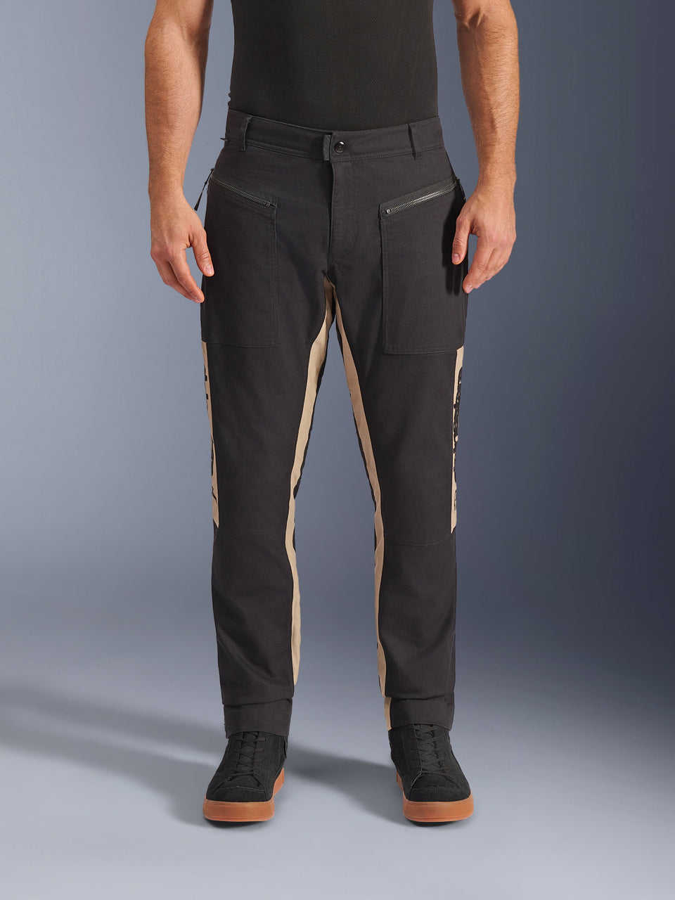Alpinestars Flex-AST Canvas Pants, pantaloni da moto urbani, nero e alluminio, design workwear ispirato all'heritage, tasche anteriori con zip, taglio moto ergonomico, indossati con sneaker nere e t-shirt nera, stile street funzionale
