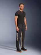 Alpinestars Flex-AST Canvas Pants, pantaloni da moto urbani, Black Aluminum, indossati con un base layer tecnico nero e sneakers nere, caratterizzati da pannelli laterali color sabbia con branding Alpinestars verticale, design utilitaristico ispirato al workwear con ginocchia preformate e zip in metallo