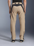 Alpinestars Pantaloni Acteon, pantaloni da moto urbani, sabbia, vista posteriore con pannelli ripstop neri e logo bianco sullo sprone, vestibilità affusolata con cerniere sulla parte inferiore della gamba, abbigliamento da moto contemporaneo