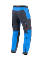 Alpinestars Maxdura Dual Pants, pantaloni da moto adventure, blu reale e grigio scuro, vista posteriore con tasche di ventilazione con cerniera e accenti rossi, pannelli grigi rinforzati sulla seduta e design multi-materiale resistente per uso fuoristrada.