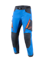 Alpinestars Maxdura Dual Pants, pantaloni da moto adventure, blu royal e grigio scuro, prese d'aria arancioni con zip sulle cosce, pannelli grigi rinforzati su ginocchia e seduta, logo Astar arancione sul lato, fibbia magnetica in vita, abbigliamento tecnico da fuoristrada