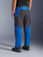 Pantaloni Alpinestars Maxdura Dual, Blu Royal e Deep Gray, vista posteriore con tasche con zip e zone di ventilazione, design sopra-stivale indossato con stivali Alpinestars neri, abbigliamento resistente per guida adventure e dual-sport