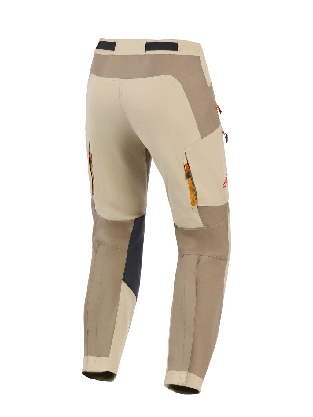 Alpinestars Maxdura Dual Pants, Walnut Aluminum, vista posteriore di pantaloni da moto adventure in beige e marrone, con pannelli interni rinforzati neri sulle ginocchia, prese d'aria posteriori con cerniera, dettaglio del logo rosso e costruzione in poliammide elasticizzata resistente per la guida dual-sport
