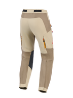 Alpinestars Maxdura Dual Pants, Walnut Aluminum, vista posteriore di pantaloni da moto adventure in beige e marrone, con pannelli interni rinforzati neri sulle ginocchia, prese d'aria posteriori con cerniera, dettaglio del logo rosso e costruzione in poliammide elasticizzata resistente per la guida dual-sport