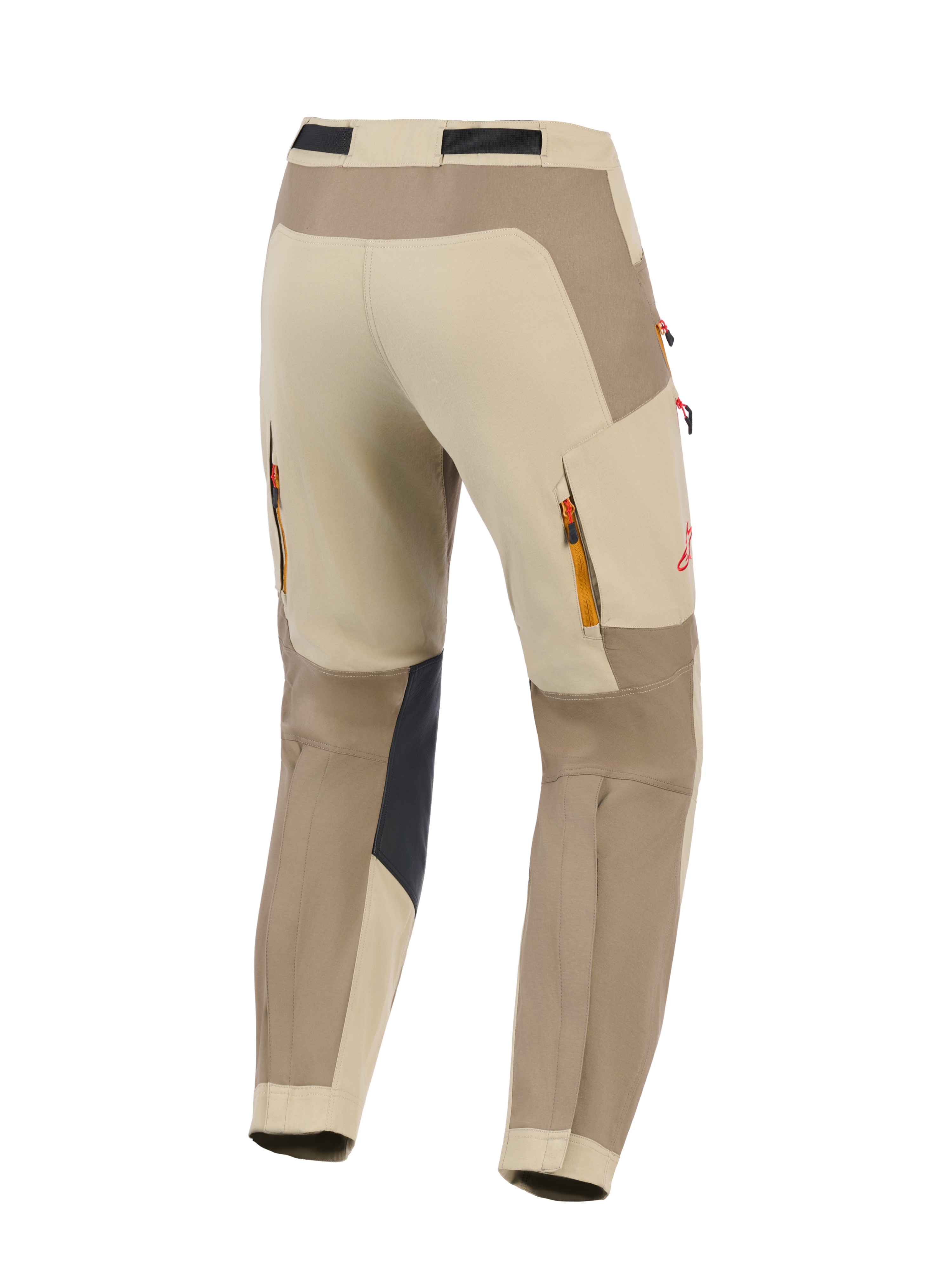 Alpinestars Maxdura Dual Pants, Walnut Aluminum, vista posteriore di pantaloni da moto adventure in beige e marrone, con pannelli interni rinforzati neri sulle ginocchia, prese d'aria posteriori con cerniera, dettaglio del logo rosso e costruzione in poliammide elasticizzata resistente per la guida dual-sport