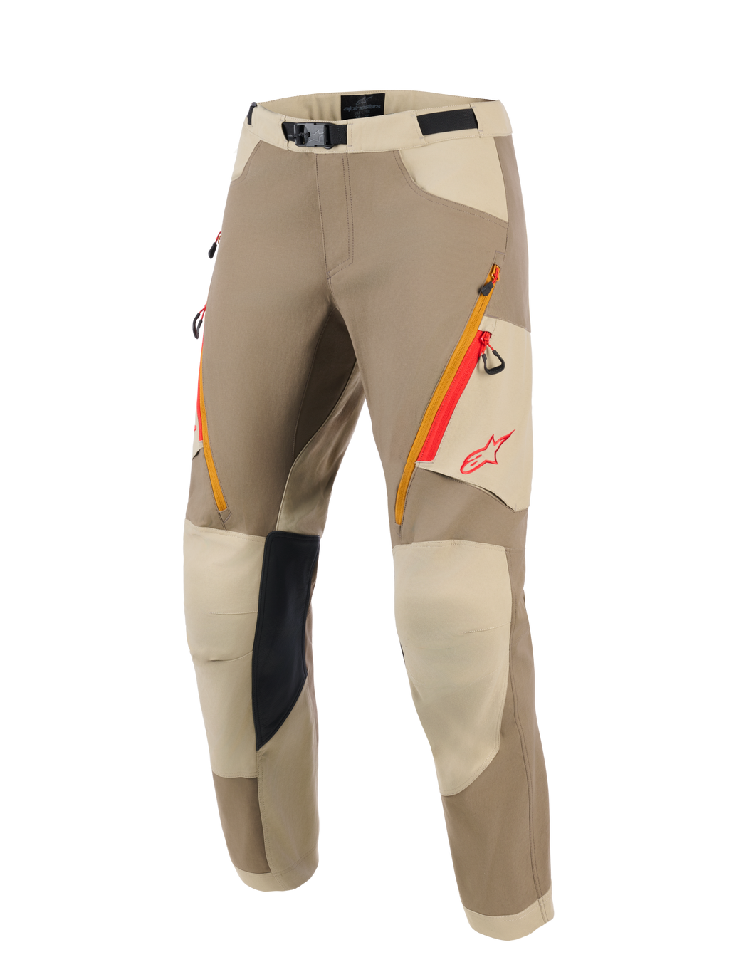 Alpinestars Maxdura Dual Pants, pantaloni da moto adventure, colorazione Walnut e Aluminum, con tasche sulle cosce con zip arancioni e rosse, pannelli rinforzati sulle ginocchia beige chiaro con grip interno nero e logo Alpinestars rosso, progettati per la guida dual-sport