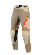 Alpinestars Maxdura Dual Pants, pantaloni da moto adventure, colorazione Walnut e Aluminum, con tasche sulle cosce con zip arancioni e rosse, pannelli rinforzati sulle ginocchia beige chiaro con grip interno nero e logo Alpinestars rosso, progettati per la guida dual-sport