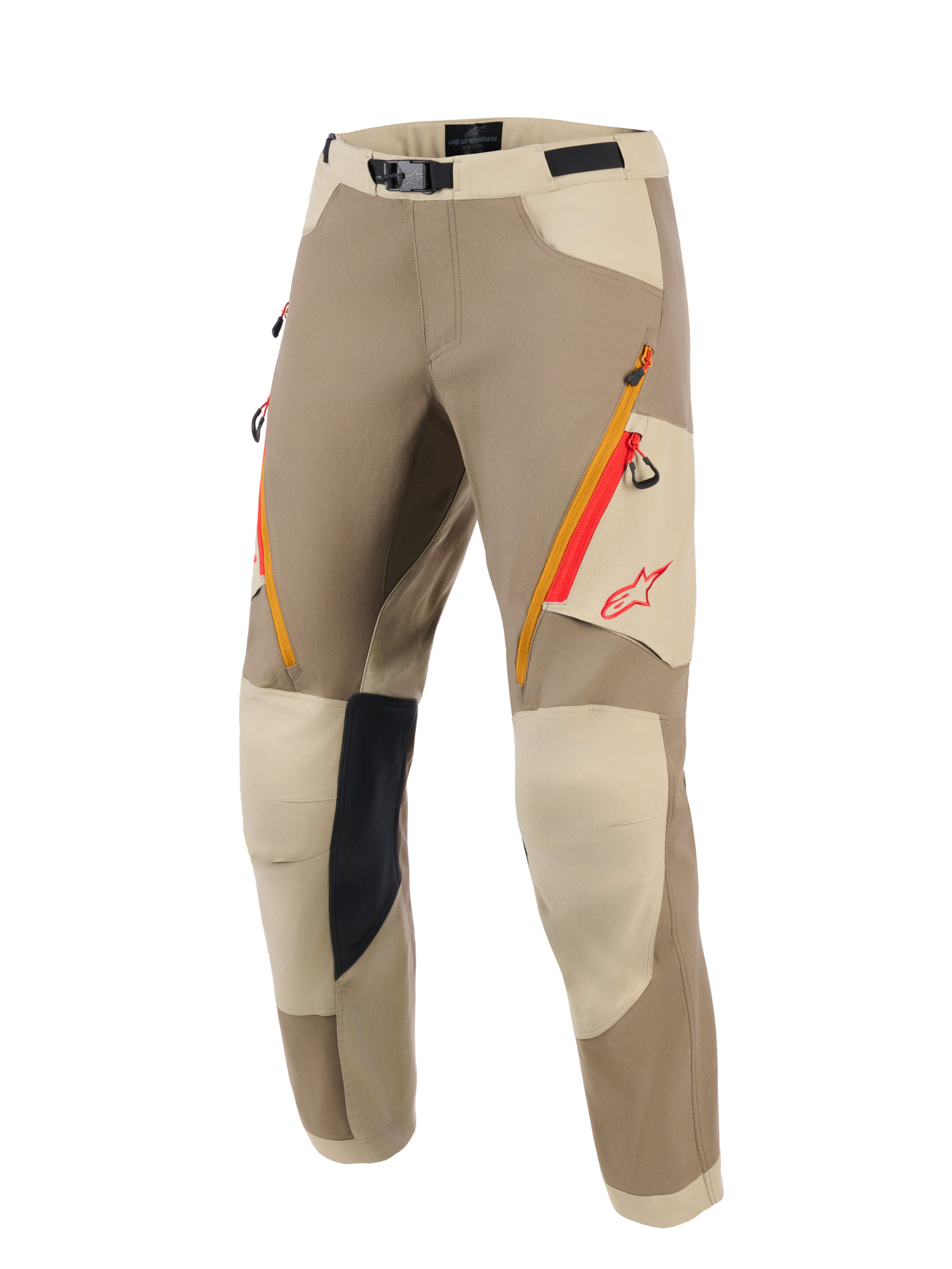 Alpinestars Maxdura Dual Pants, pantaloni da moto adventure, colorazione Walnut e Aluminum, con tasche sulle cosce con zip arancioni e rosse, pannelli rinforzati sulle ginocchia beige chiaro con grip interno nero e logo Alpinestars rosso, progettati per la guida dual-sport