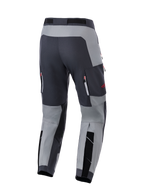 Alpinestars Maxdura Dual Pants, pantaloni da moto adventure, grigio scuro e grigio fumo, vista posteriore con seduta rinforzata e tasche di ventilazione con zip e dettagli rossi, progettati per prestazioni dual-sport