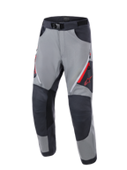 Alpinestars Maxdura Dual Pants, pantaloni da moto adventure, grigio scuro e grigio intenso, con pannelli rinforzati sulle ginocchia in grigio scuro, prese d'aria con cerniera rossa sulle cosce, logo Astars rosso sulla coscia e cintura regolabile con fibbia magnetica, progettati per il dual-sport