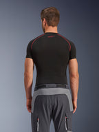 Pantaloni Alpinestars Maxdura Dual, pantaloni da moto adventure, grigio scuro e grigio intenso, vista posteriore con pannelli rinforzati su seduta e vita, indossati con un base layer nero a maniche corte, tasche con cerniera e dettagli rossi