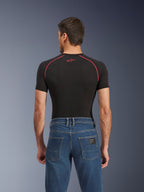 Alpinestars Flex-AST 5 Denim Pants, Indigo Washed, vista posteriore con vestibilità affusolata regolare, indossati con base layer nero a maniche corte con cuciture rosse, jeans da moto urbani casual.