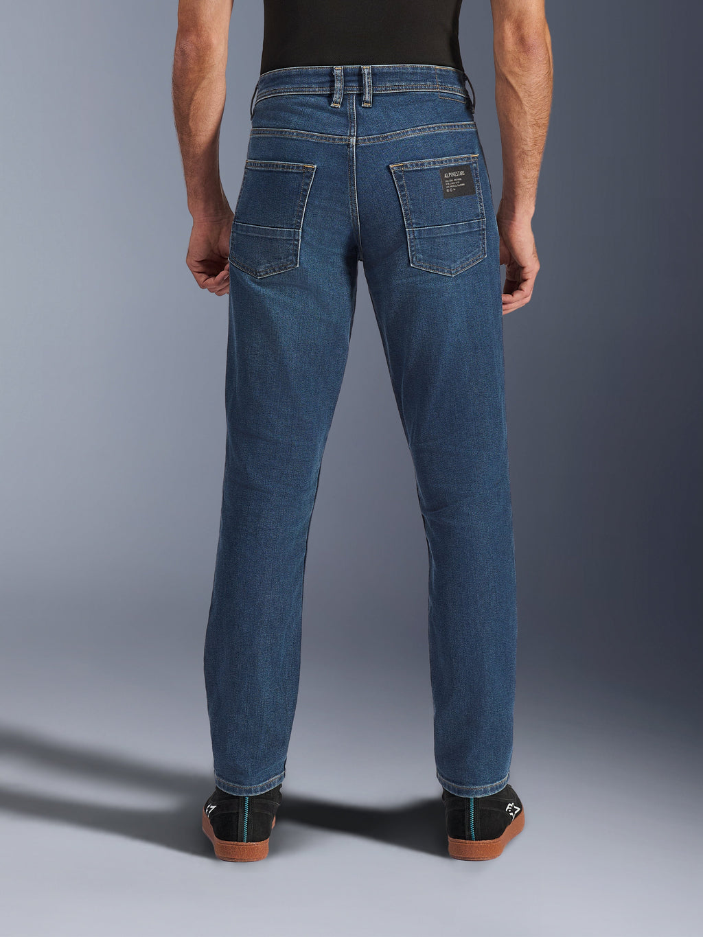 Pantaloni Alpinestars Flex-AST 5 Denim, denim da moto urban, blu Indigo Washed, vista posteriore con vestibilità affusolata e tasche posteriori con patch del marchio, stile casual urbano