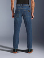 Pantaloni Alpinestars Flex-AST 5 Denim, denim da moto urban, blu Indigo Washed, vista posteriore con vestibilità affusolata e tasche posteriori con patch del marchio, stile casual urbano