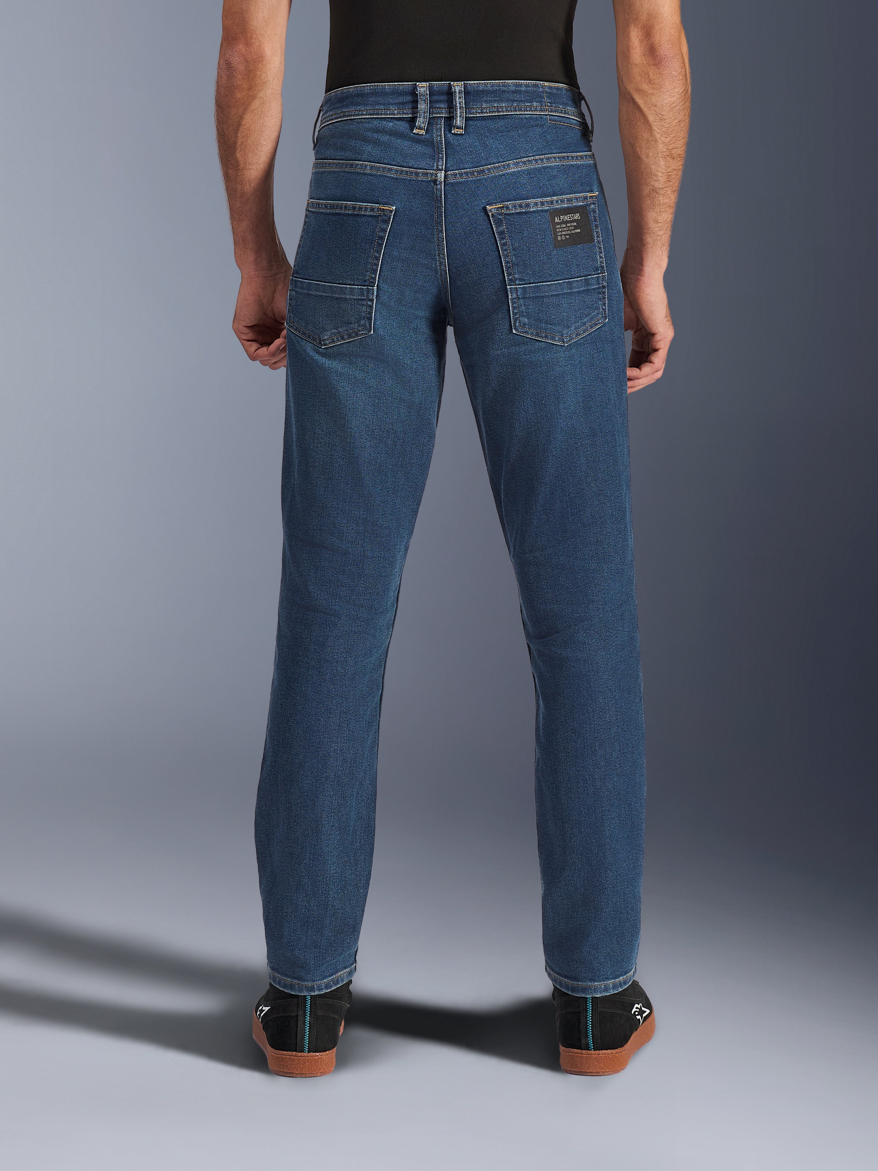 Pantaloni Alpinestars Flex-AST 5 Denim, denim da moto urban, blu Indigo Washed, vista posteriore con vestibilità affusolata e tasche posteriori con patch del marchio, stile casual urbano