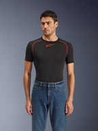 Pantaloni Alpinestars Flex-AST 5 Denim, Indigo Washed, jeans da moto urban indossati da un modello con un base layer tecnico nero, classico stile a cinque tasche con un moderno taglio affusolato