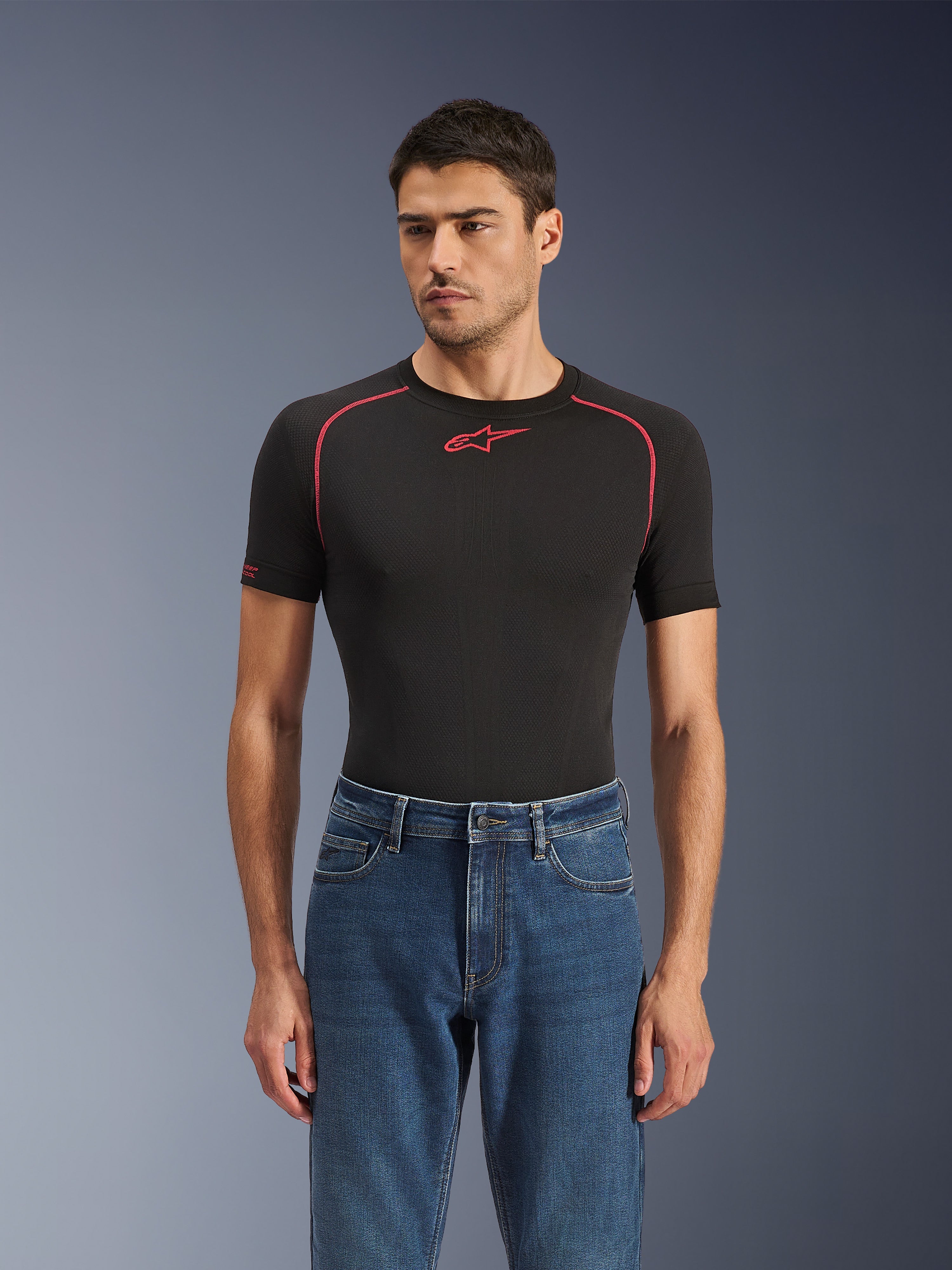 Pantaloni Alpinestars Flex-AST 5 Denim, Indigo Washed, jeans da moto urban indossati da un modello con un base layer tecnico nero, classico stile a cinque tasche con un moderno taglio affusolato