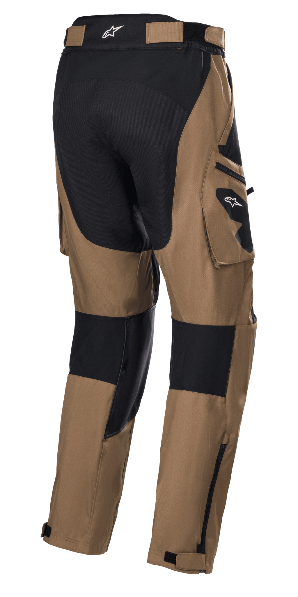 Pantaloni Alpinestars Venture XT Over Boot, cammello e nero, pantaloni da moto adventure touring, vista posteriore con tasche cargo e pannelli di rinforzo neri, struttura in tessuto resistente all'acqua con cerniere regolabili sul fondo gamba per vestibilità sopra lo stivale