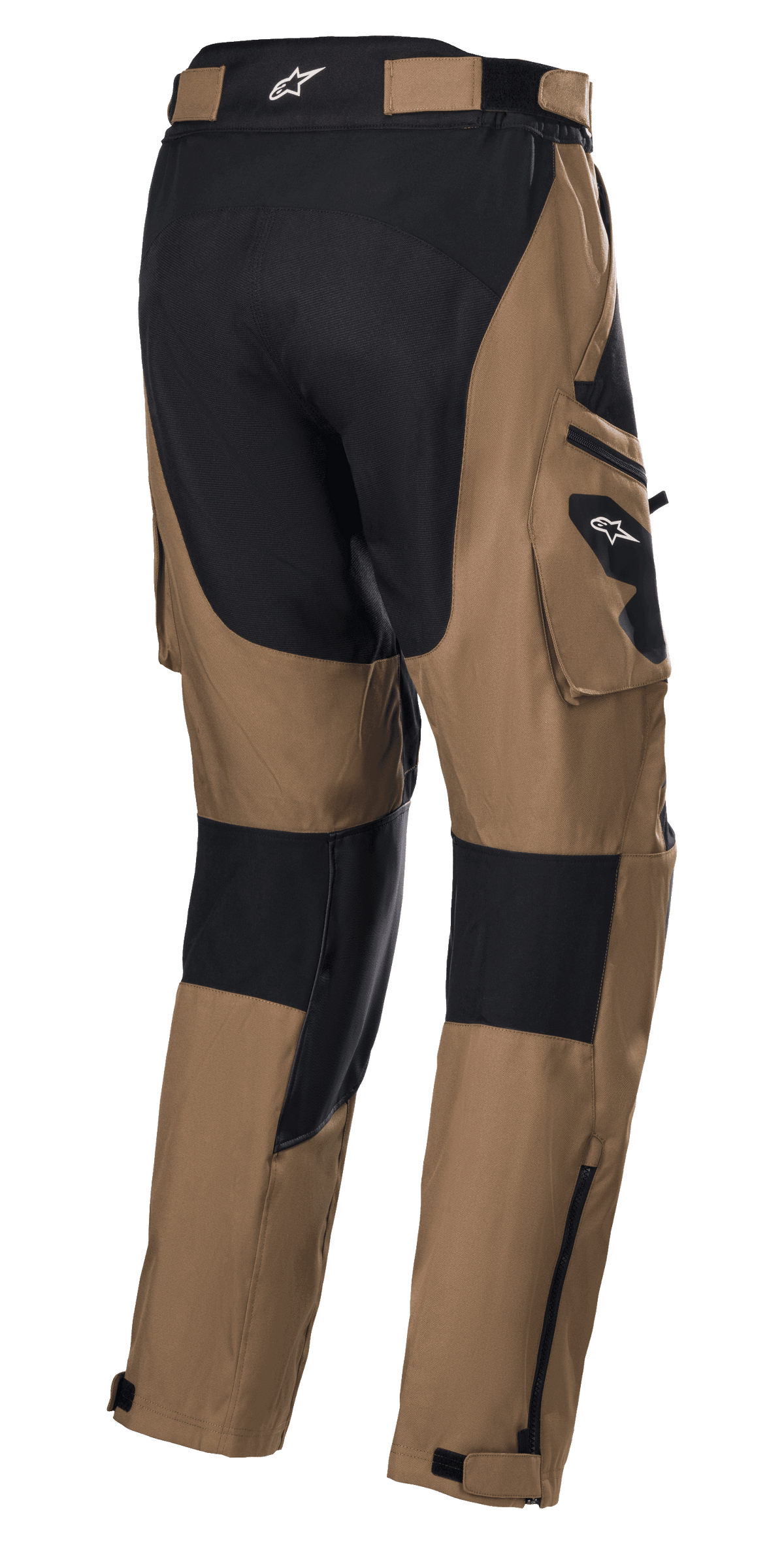 Pantaloni Alpinestars Venture XT Over Boot, cammello e nero, pantaloni da moto adventure touring, vista posteriore con tasche cargo e pannelli di rinforzo neri, struttura in tessuto resistente all'acqua con cerniere regolabili sul fondo gamba per vestibilità sopra lo stivale