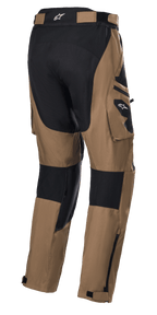 Pantaloni Alpinestars Venture XT Over Boot, cammello e nero, pantaloni da moto adventure touring, vista posteriore con tasche cargo e pannelli di rinforzo neri, struttura in tessuto resistente all'acqua con cerniere regolabili sul fondo gamba per vestibilità sopra lo stivale