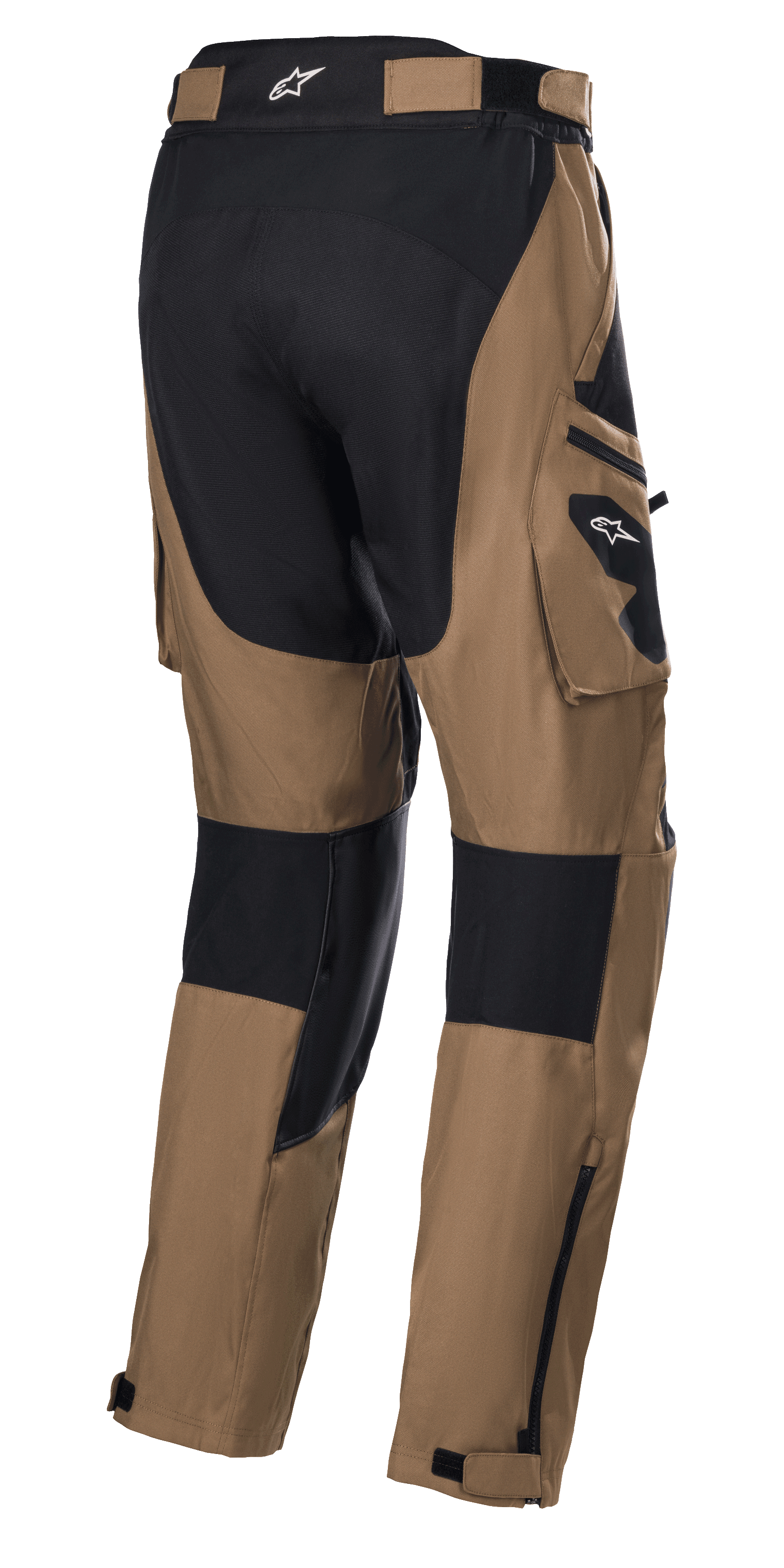 Pantaloni Alpinestars Venture XT Over Boot, cammello e nero, pantaloni da moto adventure touring, vista posteriore con tasche cargo e pannelli di rinforzo neri, struttura in tessuto resistente all'acqua con cerniere regolabili sul fondo gamba per vestibilità sopra lo stivale