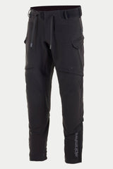 Alpinestars Juggernaut Waterproof Pants, pantaloni da moto, nero, con vita con cordino e fascia elastica, tasche cargo con cerniera sulle cosce, logo Alpinestars verticale sulla parte inferiore della gamba, struttura in tessuto softshell dallo stile casual