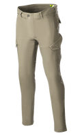 Alpinestars Caliber Slim Fit Tech Riding Pants, pantaloni da moto, verde militare, silhouette slim-fit con tasche cargo stile combat, tessuto denim Cordura stretch, passanti per cintura e design funzionale per la guida urbana e su strada