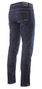 Alpinestars Radium Denim Pants, jeans da moto, blu scuro, vista posteriore a figura intera, classico design a cinque tasche con toppa logo effetto pelle sulla cintura, taglio tecnico posteriore della gamba per un comfort di guida ergonomico.