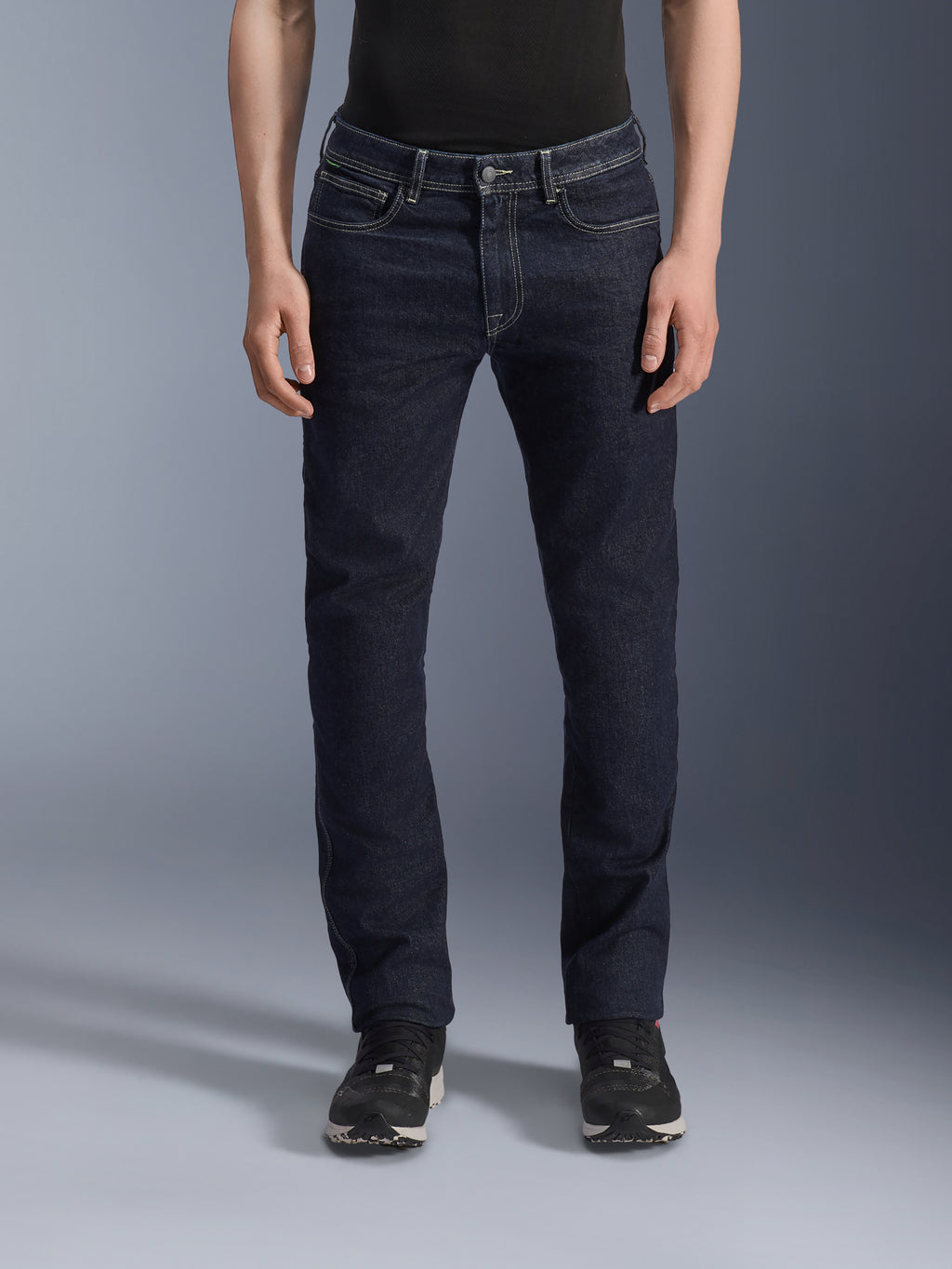 Alpinestars Copper V3 Denim Pants, jeans da moto, Rinse Blue, vestibilità regular comfort con gamba dritta, cuciture a contrasto bianche visibili e tasche anteriori, stile casual per la guida urbana