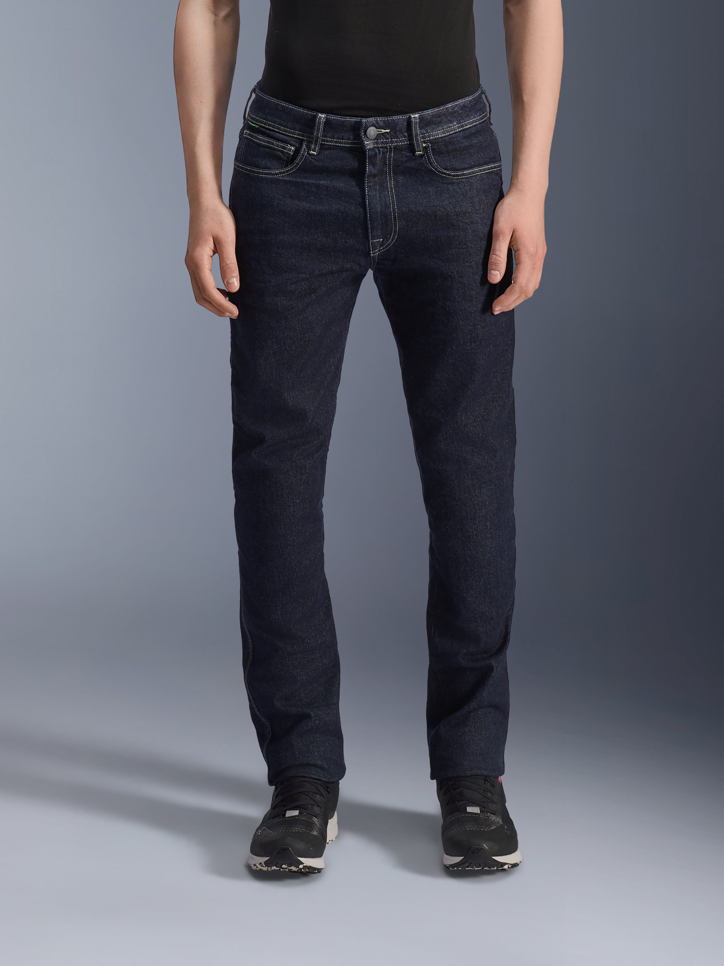 Alpinestars Copper V3 Denim Pants, jeans da moto, Rinse Blue, vestibilità regular comfort con gamba dritta, cuciture a contrasto bianche visibili e tasche anteriori, stile casual per la guida urbana