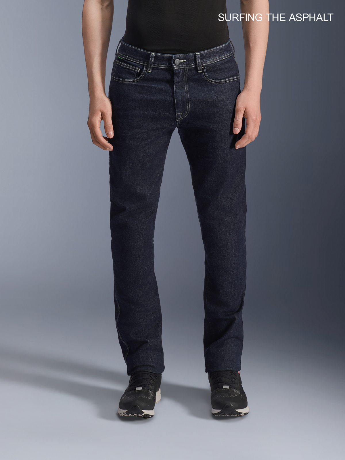 Alpinestars Pantaloni Jeans Copper V3, pantaloni da moto urbani da uomo in blu risciacquo, vista frontale su un modello che indossa denim stretch regular comfort a gamba dritta con rinforzi in fibra aramidica e protezione certificata CE