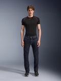 Alpinestars Copper V3 Denim Pants, Rinse Blue, indossati da un modello con base layer nero e sneakers, jeans da moto a gamba dritta, abbigliamento per la guida urbana con vestibilità regular comfort e classico design a cinque tasche