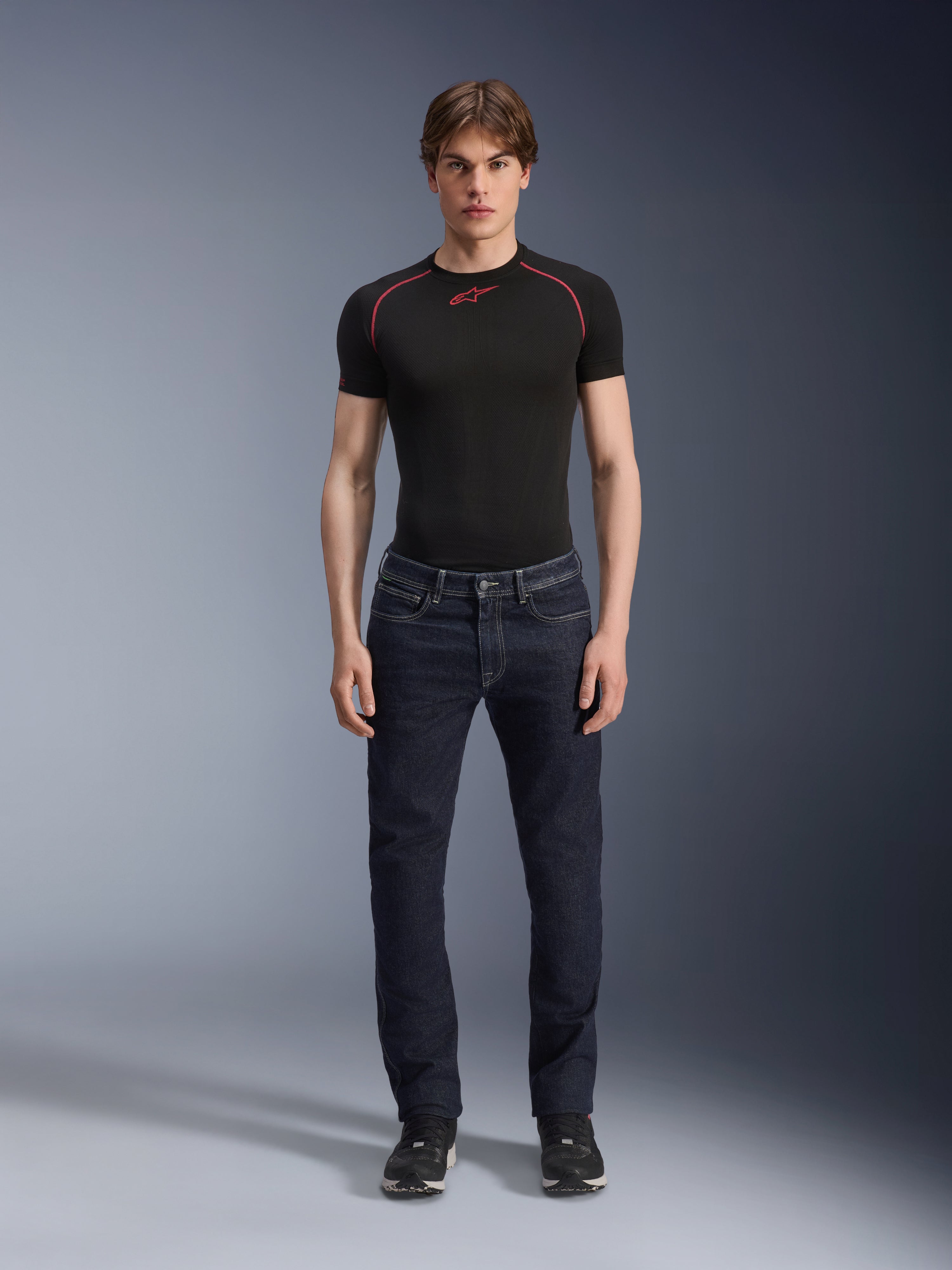 Alpinestars Copper V3 Denim Pants, Rinse Blue, indossati da un modello con base layer nero e sneakers, jeans da moto a gamba dritta, abbigliamento per la guida urbana con vestibilità regular comfort e classico design a cinque tasche