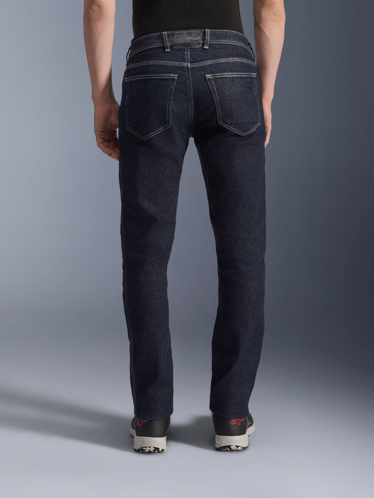 Pantaloni Alpinestars Copper V3 Denim, jeans da moto in Rinse Blue, vista posteriore con vestibilità regular a gamba dritta, doppie tasche posteriori con cuciture bianche a contrasto, denim elasticizzato indaco scuro con patch del logo sulla vita