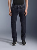 Alpinestars Pantaloni Copper V3 Denim, jeans da moto urban da uomo, Rinse Blue, struttura in denim di cotone elasticizzato con vestibilità regular e taglio a gamba dritta, vista frontale su modello.