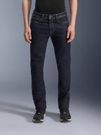 Alpinestars Pantaloni Copper V3 Denim, jeans da moto urban da uomo, Rinse Blue, struttura in denim di cotone elasticizzato con vestibilità regular e taglio a gamba dritta, vista frontale su modello.