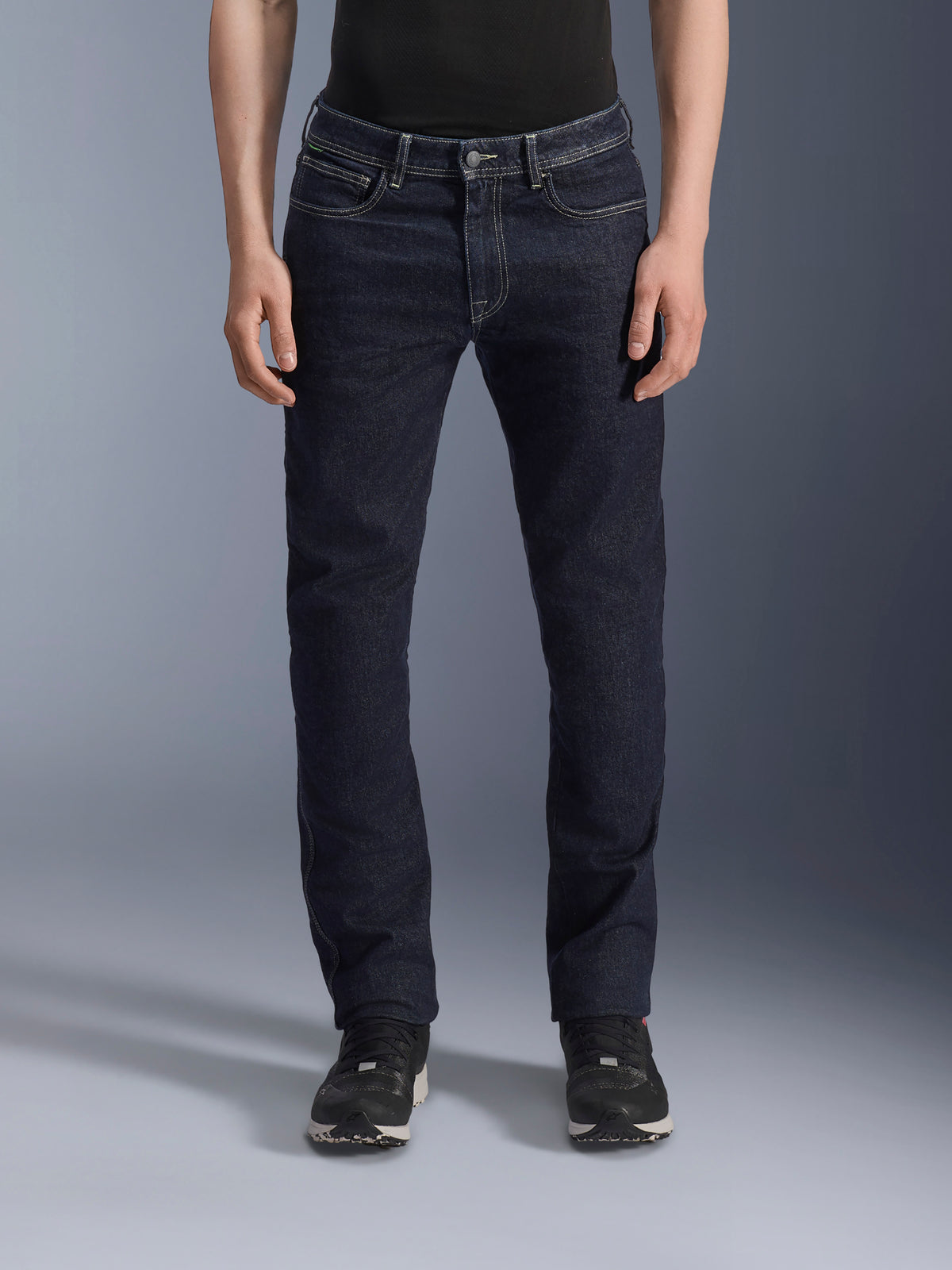 Alpinestars Pantaloni Jeans Copper V3, pantaloni da moto urbani da uomo in blu rinse, vista frontale su un modello che mostra la vestibilità regular a gamba dritta e la struttura in denim di cotone elasticizzato