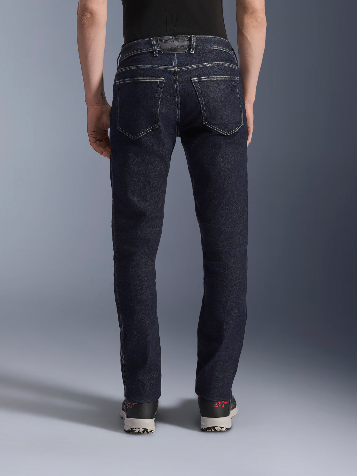 Alpinestars Pantaloni Jeans Copper V3, pantaloni da moto urbani da uomo in blu rinse, vista posteriore che mostra la vestibilità a gamba dritta con vita posteriore sagomata e dettagli di branding tonale