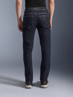Alpinestars Pantaloni Jeans Copper V3, jeans da moto da uomo per guida urbana in blu rinse, vista posteriore su modello con vestibilità standard a gamba dritta, tasche posteriori e cuciture a contrasto.