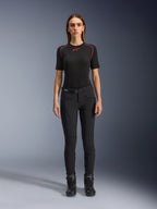 Pantaloni Alpinestars Alamosa Donna, pantaloni da moto neri slim-fit, indossati da una modella in posizione frontale, con tasche anteriori dotate di zip e cintura in vita integrata, stile minimalista ispirato allo streetwear per la guida urbana
