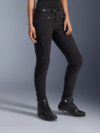 Alpinestars Alamosa Women Pants, pantaloni da moto urban neri, design slim-fit con tasche con cerniera e cintura integrata in vita, abbinati a scarpe da guida alte nere