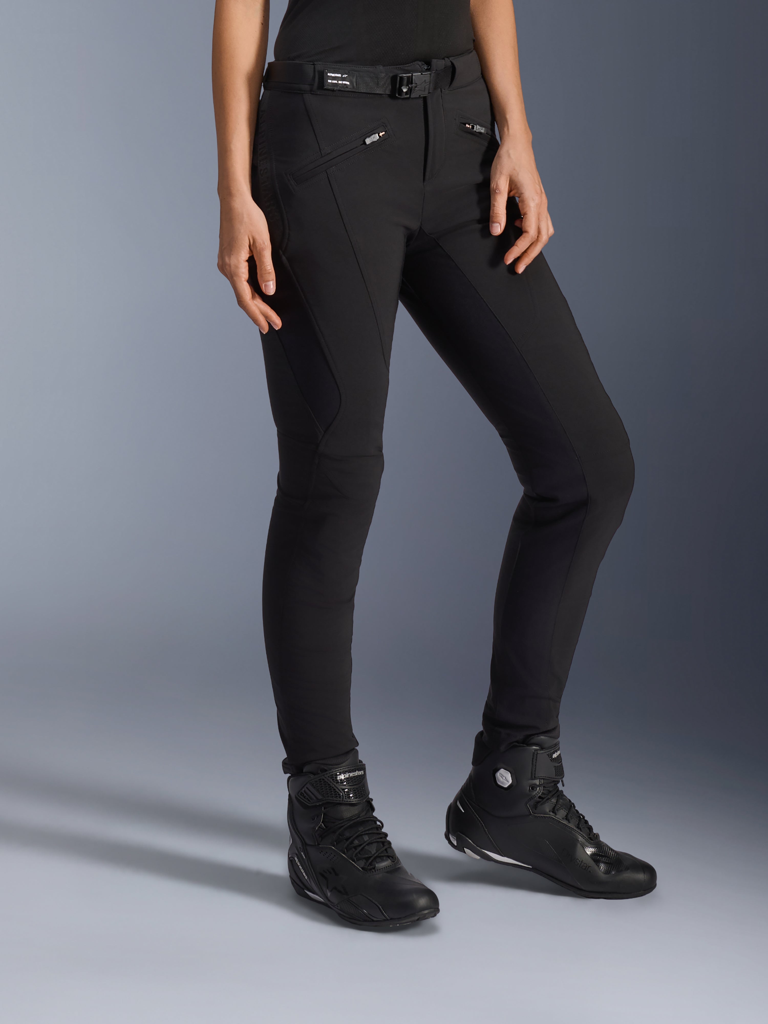 Alpinestars Alamosa Women Pants, pantaloni da moto urban neri, design slim-fit con tasche con cerniera e cintura integrata in vita, abbinati a scarpe da guida alte nere