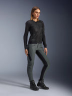 Alpinestars Pantaloni Alamosa, pantaloni da moto slim fit da donna, grigio urbano e nero, in tessuto softshell con inserti elastici, per urban riding.