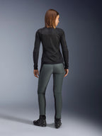 Alpinestars Pantaloni Alamosa da donna, pantaloni da moto urban slim-fit grigi in softshell, vista posteriore su modella.