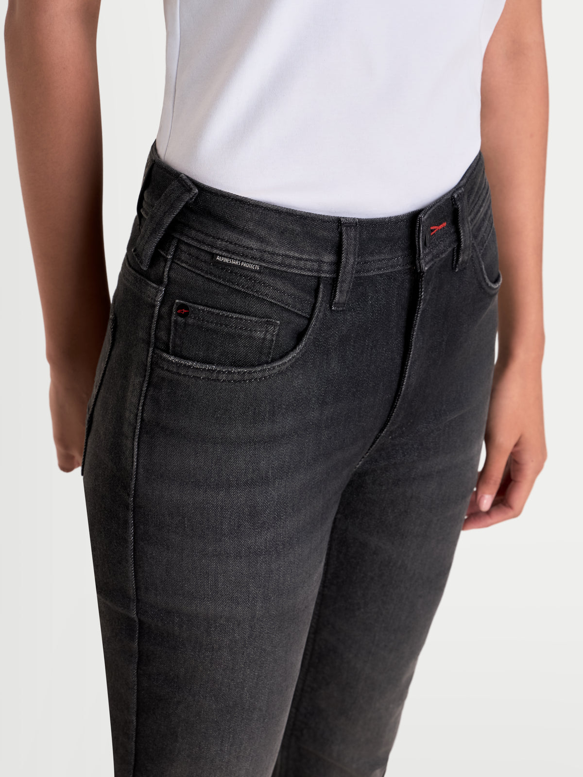 Alpinestars Stella Flex-AST 7 Denim Pantaloni Short, jeans da moto urban da donna, nero slavato, primo piano che mostra i dettagli della vita e delle tasche indossati da una modella
