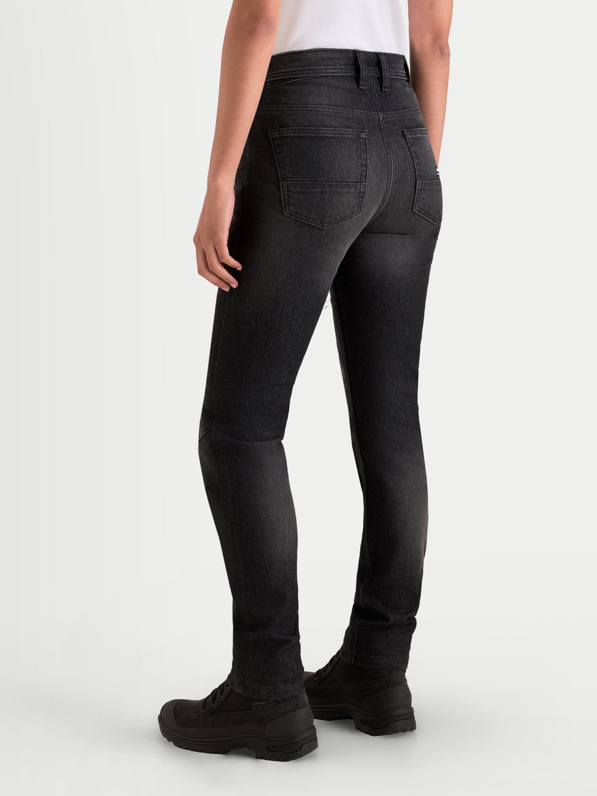 Alpinestars Stella Flex Ast 7 Denim Pantaloni Short, jeans da moto urbani da donna in nero slavato, vista posteriore che mostra la costruzione in denim tecnico monostrato e il design a cinque tasche indossati da una modella