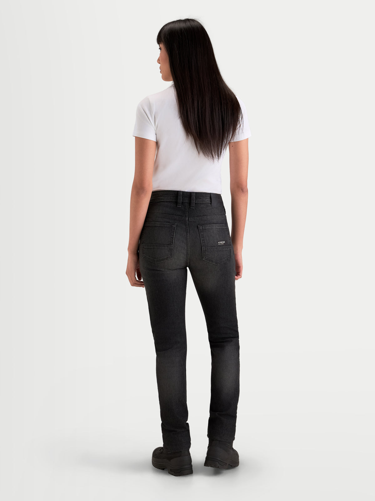 Alpinestars Stella Flex Ast 7 Denim Pantaloni Short, jeans da moto urbani da donna, nero sbiadito, vista posteriore che mostra la struttura in denim tecnico monostrato e il dettaglio a cinque tasche indossati da una modella